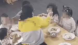 Phụ huynh 'nóng mặt' khi xem camera ghi lại cảnh cô giáo cho trẻ mầm non ăn cơm
