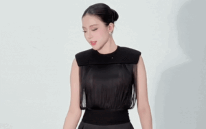 Clip Kiều Duy mặc váy tua rua xuyên thấu gây bàn tán