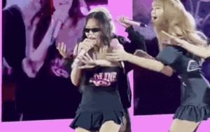 Jennie (BLACKPINK) tung ảnh mặc váy quây như suýt tuột khỏi người, netizen chỉ biết 'thót tim'