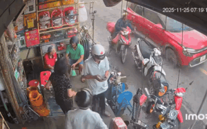 Người đàn ông bất ngờ ngã ra đường, xem camera biết lý do ai cũng 'nóng mắt'