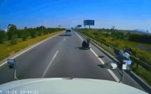 Thanh niên bất ngờ ngã ra trước đầu xe container, diễn biến tiếp đó khiến dân tình 'nín thở' theo dõi