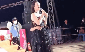 Nhật Kim Anh bị người lạ ôm eo khi đi hát hội chợ, thái độ gây xôn xao