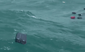 Phát hiện hàng chục chiếc vali trôi nổi trên biển, cảnh tượng gây xôn xao