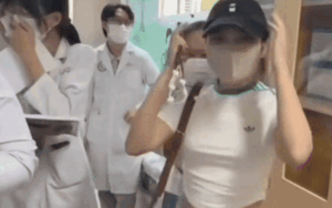 Đoạn clip 12 giây Phương Mỹ Chi bị nhiều bác sĩ vây quanh đang gây xôn xao