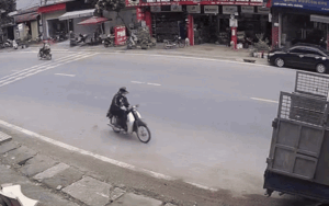 Thanh niên gặp tai nạn rồi ngã sầm xuống đường, dân tình xem camera liền phán 'không oan'