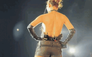 Nữ ca sĩ Việt khoe lưng trần trước hàng ngàn khán giả, ai nhìn cũng đều mê mệt