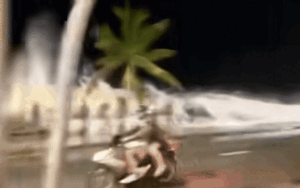 Clip: Sóng biển Nha Trang cuộn tràn, ập thẳng vào mặt đường