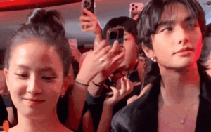 Clip Jisoo (BLACKPINK) liếc mắt với một chàng trai trẻ gây chú ý