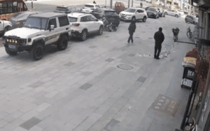 Cặp vợ chồng bị thổi bay xấp tiền hơn 100 triệu xuống đường, phản ứng của người dân gây xôn xao