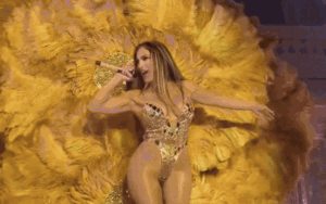 Nữ ca sĩ 56 tuổi nhận cát xê hơn 50 tỷ để hát đám cưới, gây sốc với trang phục cực táo bạo