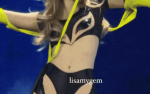 Nữ ca sĩ hạng A lại khiến mạng xã hội 'dậy sóng' bởi trang phục biểu diễn phản cảm