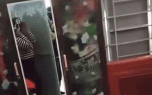 Khách nữ 'chơi trốn tìm' với nam shipper trong phòng ngủ, xem clip ai cũng lắc đầu