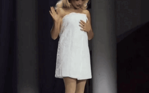 Nữ ca sĩ quấn khăn tắm lên sân khấu, hành động sau đó khiến hàng chục ngàn khán giả vỡ òa