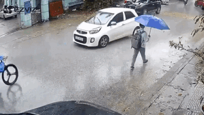 Xe đạp và ô tô xảy ra va chạm, dân tình tranh luận lỗi thuộc về ai?