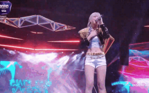 Ba nữ ca sĩ vướng tranh cãi vì... hát live tại MAMA 2025