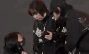 Nữ ca sĩ đang hát thì cảnh sát ập vào, yêu cầu hủy bỏ đêm diễn