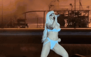 Nữ ca sĩ gây sốc khi diện bikini 2 mảnh lên sân khấu, đoạn clip biểu diễn hút gần 50 triệu lượt xem