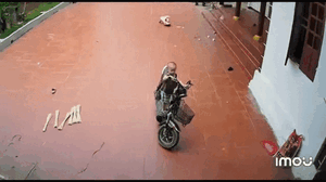 Bé trai suýt gặp nguy hiểm vì sự tò mò