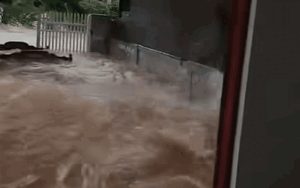 Clip: Người dân khiếp sợ khi chứng kiến sóng đánh dữ dội dù đang đứng trong nhà