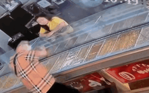 Clip: Vừa đưa dây vàng cho khách xem thử, chủ tiệm tá hoả với diễn biến tiếp theo