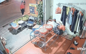 Vô tình xem lại camera, chủ tiệm trái cây lập tức chia sẻ đoạn clip lên mạng xã hội