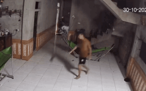 Thấy bố nằm bất tỉnh giữa nhà, con cái xem lại camera liền thấy cảnh nhói lòng