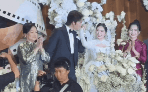 Đám cưới Đình Tú - Ngọc Huyền: Cô dâu bật khóc nức nở, chú rể ngay lập tức dỗ dành trên sân khấu