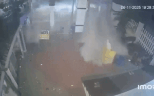 Clip: Khiếp sợ khoảnh khắc sóng biển lớn tràn vào nhà dân ở Gia Lai