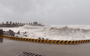 Dại dột nhảy xuống biển đúng lúc bão số 13 đổ bộ, người đàn ông kéo theo 2 người khác mất tích