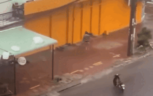 Khoảnh khắc gió bão quật thanh niên đi xe máy trên đường khiến ai cũng khiếp sợ