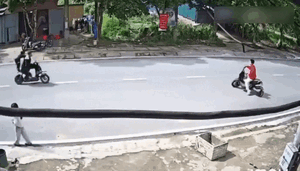 Nam sinh đang sang đường thì gặp sự cố, ai chứng kiến cũng thót tim