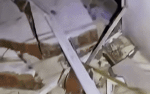 Clip: Gió bão quật sập tường chung cư ở Quy Nhơn, xót xa khung cảnh tan hoang