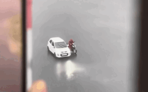 Thấy gió quật suýt bay cả người lẫn xe máy, tài xế ô tô có hành động gây bất ngờ