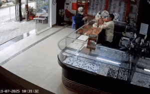 Clip: Thanh niên Thái Nguyên cướp tiệm vàng, sa lưới trong 'phút mốt'