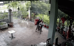 Em trai đi học về được 'người lạ' chở vào tận sân, chị gái xem camera lập tức chia sẻ lên mạng xã hội