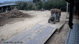 Chở gỗ leo dốc, tài xế gặp sự cố 'thót tim'