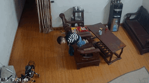Để con chơi một mình, bố mẹ xem lại camera liền thấy cảnh tượng đau lòng
