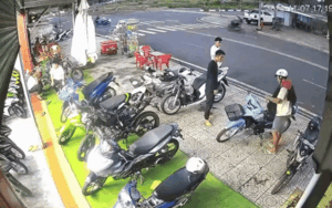 Nhóm thanh niên đứng xem xe máy bất ngờ bỏ chạy tán loạn, xem lại camera vẫn chưa hoàn hồn