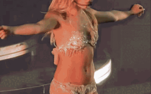 Nữ ca sĩ mặc nội y lên sân khấu biểu diễn khiến hàng nghìn khán giả ngượng đỏ mặt