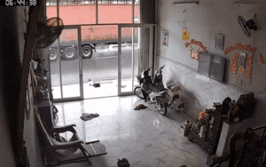 Nhà có con nhỏ nhưng cửa mở toang, dân tình xem camera mà 'nóng mặt'