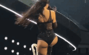 Nữ ca sĩ diện đồ ren xuyên thấu khoe cơ thể phồn thực, khán giả khen 'hở nhưng không phản cảm'