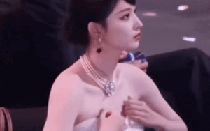 'Tiểu Lưu Diệc Phi' hồn nhiên chỉnh váy cúp ngực trễ nải khiến netizen 'ngượng đỏ mặt'