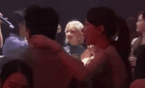 Nữ ca sĩ Việt bị bắt gặp khoe lưng trần, khoác vai đồng nghiệp nam ở quán bar