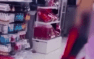 Nữ nhân viên quỳ gối trước mặt một vị khách trong cửa hàng, sự việc gây bức xúc dư luận