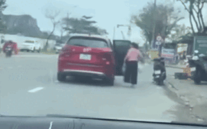 Clip: Chiếc ô tô đậu giữa đường, hành động khó coi của người phụ nữ gây bàn tán