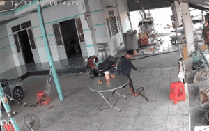 Clip: Đang nằm thư giãn thấy con rắn bò vào gần, thanh niên có hành động gây 'choáng'
