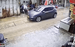 Nam thanh niên gặp sự cố khi đi xe máy, xem camera dân tình không bênh vực nổi