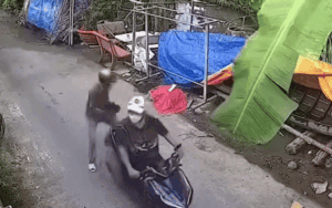 Ôm con gà dừng trước nhà dân, thanh niên khiến dân tình dụi mắt mới rõ chuyện gì vừa diễn ra