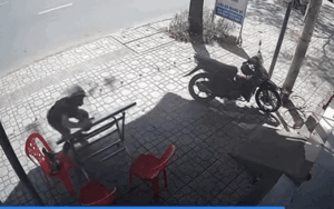 Dọn bàn ra đợi khách, chủ quán lúc trở ra kiểm tra liền 'đứng hình' với cảnh trước mặt