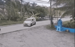 Thanh niên đi xe máy tông nát đầu xe ô tô, diễn biến tiếp theo khiến ai cũng bất ngờ